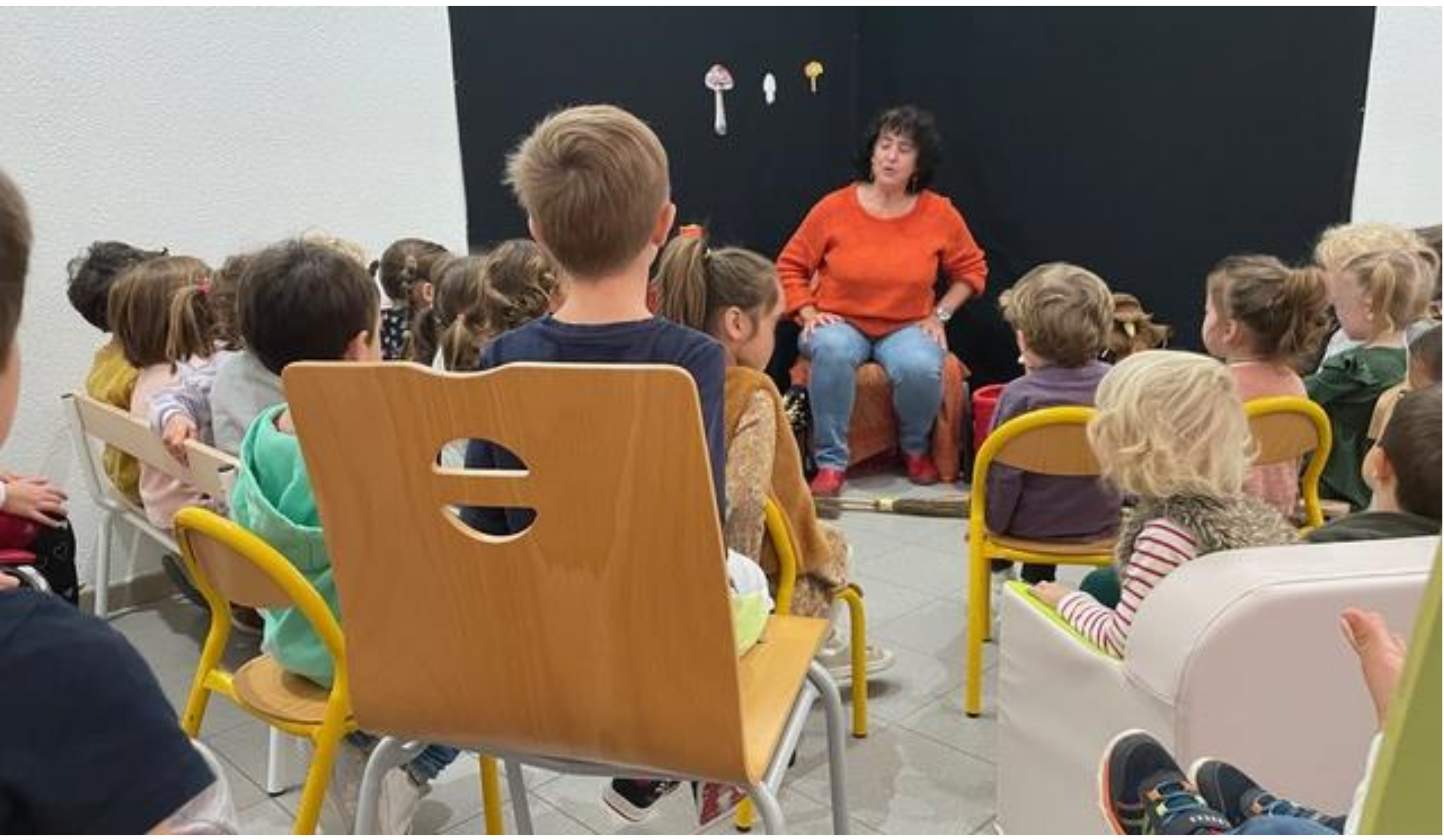 La conteuse face aux petits de maternelle