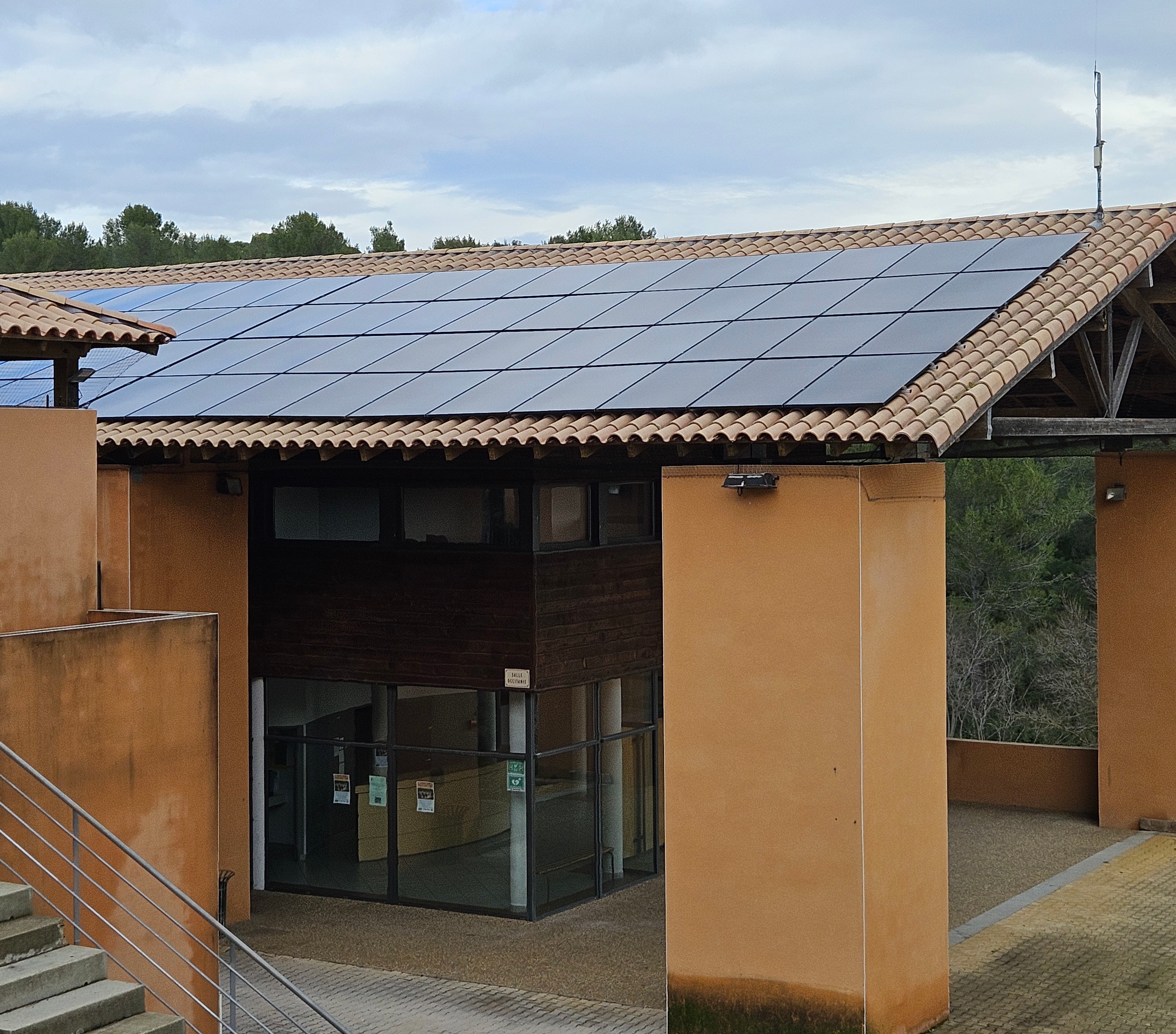 Un toit équipé de panneaux photovoltaiques